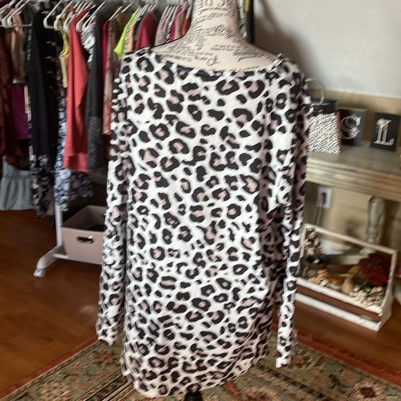 T2D Animal print sweatshirt tunic w/kangaroo pocket Size Large. NWOT - Picture 3 of 4